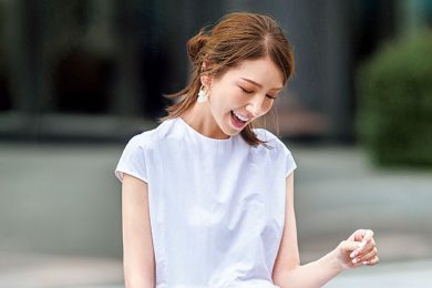 いつものパンツスタイルも【チュールトップス】で涼しげに華やぐ