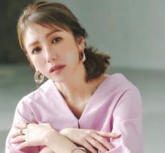 【40代のピンクコーデ】ドラマチックなワンピの日にこそ、ヘアとリップで引き算を