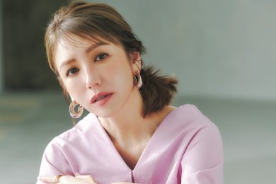 【40代のピンクコーデ】ドラマチックなワンピの日にこそ、ヘアとリップで引き算を