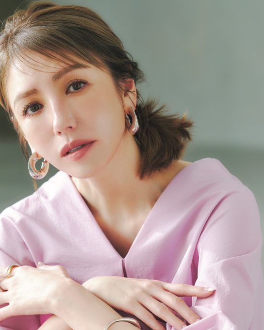 【40代のピンクコーデ】ドラマチックなワンピの日にこそ、ヘアとリップで引き算を