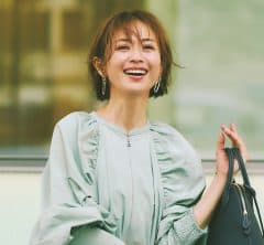 好感度大の【くすみグリーンワンピ】は華やか小物で盛って正解！