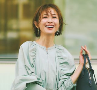 好感度大の【くすみグリーンワンピ】は華やか小物で盛って正解！