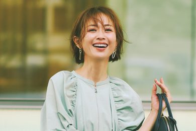好感度大の【くすみグリーンワンピ】は華やか小物で盛って正解！