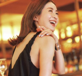 恋人時代のときめきを呼び覚ます【背中見せワンピ】で夫婦時間を彩って