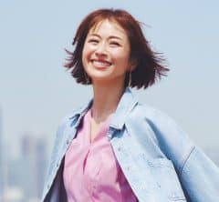 【40代のピンクコーデ】華やかワンピを都会的に着こなすコツは？