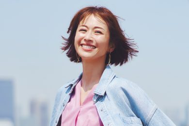 【40代のピンクコーデ】華やかワンピを都会的に着こなすコツは？