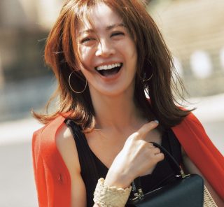 黒ワンピースに【カラーカーデ】をプラスで、地味見えせずに軽やかにチェンジ！