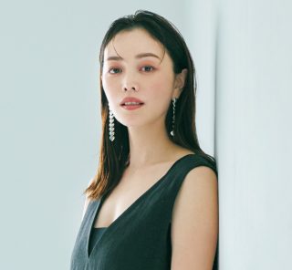 【蛯原友里さんコーデ】シンプルにして極上、本命の黒ワンピースに夏を託して