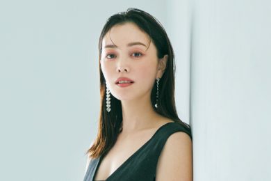 【蛯原友里さんコーデ】シンプルにして極上、本命の黒ワンピースに夏を託して