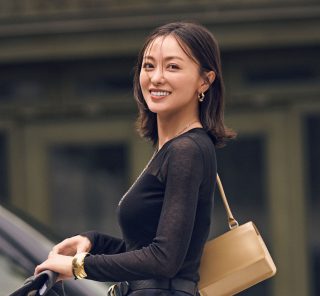 大人な肌見せ【シアー長袖】で“ほぼ黒コーデ”も暑苦しさ回避