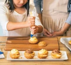 【親子で一緒に楽しめる!】ヨックモックから“おうちで手作りできる体験型キット”が登場