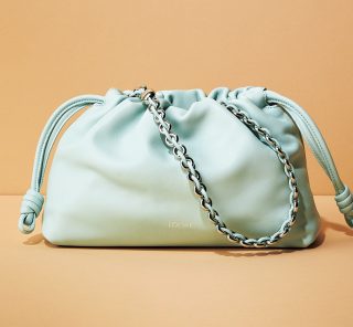 【STORYスタイリイストのこれ欲しい！】モノトーン服に映える毎日の相棒の〈ロエベ〉