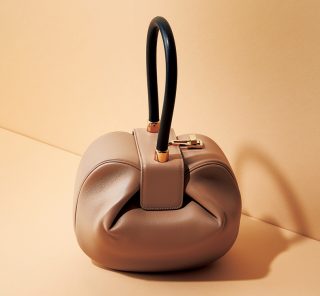 秋の先取りにぴったり！〈STORYスタイリストおすすめ〉ころころフォルムバッグ