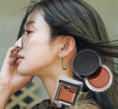 カジュアルなファッションに似合う「ヘルシーなツヤ感」のある引き算メークテクニック