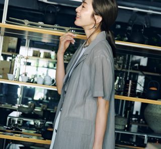 秋の通勤～休日ファッションも「透け」素材アイテムが大活躍！〈3選〉