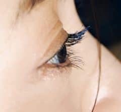 暑い日のメークは〈パール付きマスカラ〉で清涼感とヘルシーさを演出して