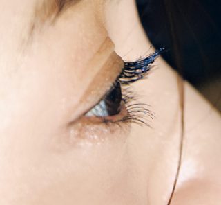 暑い日のメークは〈パール付きマスカラ〉で清涼感とヘルシーさを演出して