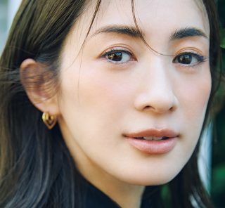 【肌見せファッション日のメーク】は透明感のあるブラウンチークで品よく