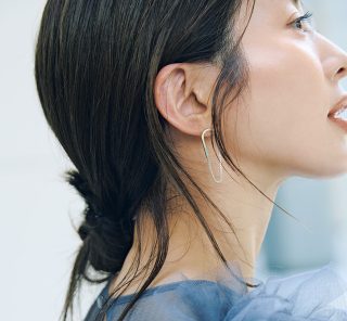 【肌見せトップスの日のヘア】は、ツヤツヤな質感のユルまとめ髪がバランス◎