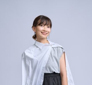 【40代のユニクロ】そのまま着るだけじゃもったいない！初秋のキレイ見え白シャツお洒落アレンジ術