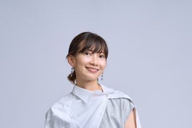 【40代のユニクロ】そのまま着るだけじゃもったいない！初秋のキレイ見え白シャツお洒落アレンジ術