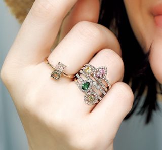 〈節がはった指〉には【繊細リングを縦に重ねて】輝きボリュームを出して