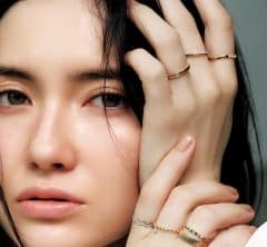 〈手の甲くすみ〉は【いろんな形のリングを横に重ねて】光を集めて手元に明るさを