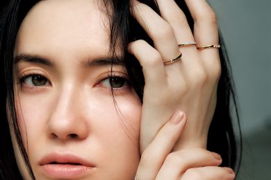 〈手の甲くすみ〉は【いろんな形のリングを横に重ねて】光を集めて手元に明るさを