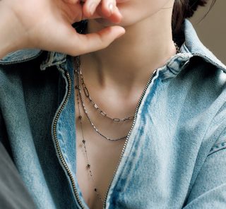 ぼんやりしがちなフェイスラインを【シュッと見せてくれるネックレスのつけ方】とは？　