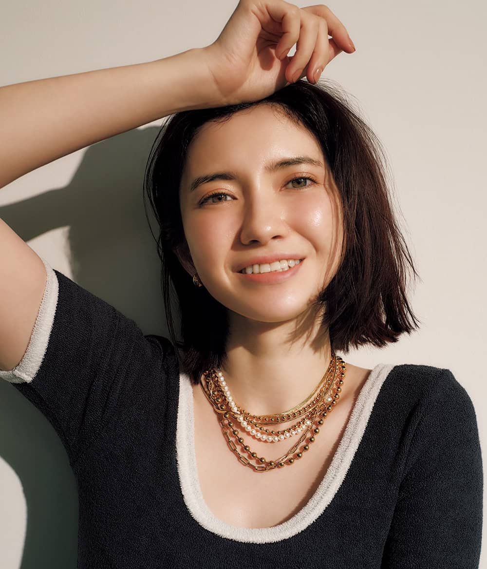 〈やせたデコルテ〉には【ボリューム感のあるネックレスの重ね技】で輝きを盛るのが正解！　