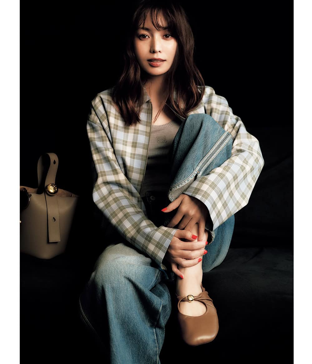 蛯原友里さん コレクション熱高まる、知的さと遊び心が両立する