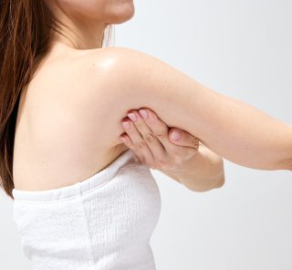 ノースリーブしか着れない夏！「肩・二の腕」を素敵に魅せる“ひと手間ケア”で差を