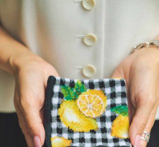 フェイラー、近沢レースetc……オシャレライターはどんな【ハンカチ】使ってる？スナップ〈７選〉