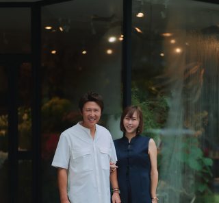 関西の50代オシャレ夫婦をキャッチ！リンクコーデの正解は「ほぼ黒」【夫婦コーデ4選】