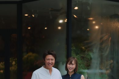 関西の50代オシャレ夫婦をキャッチ！リンクコーデの正解は「ほぼ黒」【夫婦コーデ4選】