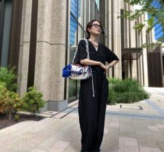 シンプルな黒スタイルに合わせたスペーシーな色合わせの新作バッグ