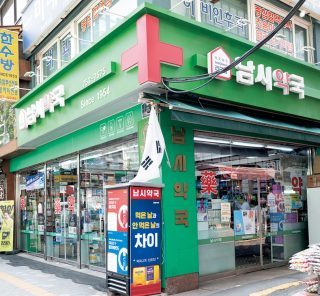 【40代のオシャレ韓国】美容トレンドの発信源！ 必ず寄りたいソウルの薬局〈3選〉