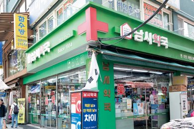 【40代のオシャレ韓国】美容トレンドの発信源！ 必ず寄りたいソウルの薬局〈3選〉