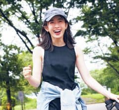 【黒ワンピース】にカジュアル小物でフッ軽＆白挟みで抜け感を