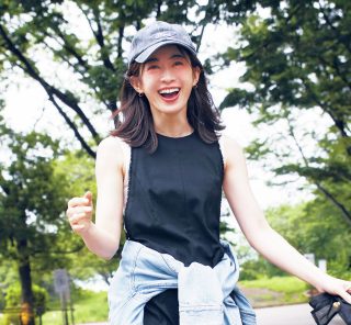 【黒ワンピース】にカジュアル小物でフッ軽＆白挟みで抜け感を