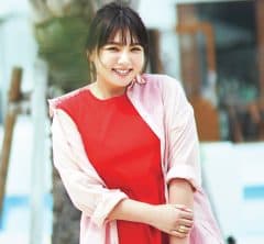 【野呂佳代さんの水際コーデ】ゆるシルエットのシアーシャツで赤ワンピも軽やかに