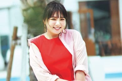 【野呂佳代さんの水際コーデ】ゆるシルエットのシアーシャツで赤ワンピも軽やかに