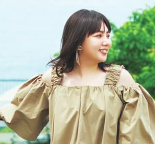 【野呂佳代さんの水際コーデ】デコルテの抜け感でアクセもばっちり映える