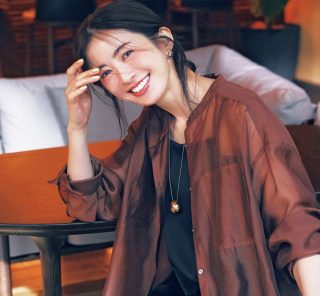 まだまだ暑い夏後半【秋色シアーシャツ】で品よく涼しげな装いに