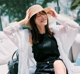 大人の【デニムハーフパンツ】はヌーディな足元で女らしさをひと盛り