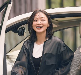 【シアーな黒ブルゾン】投入で真夏の送迎コーデもシックで軽やか