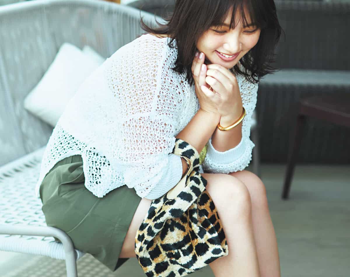 【野呂佳代さんの水際コーデ】ショーパンを魅力的に見せる最適解は、足元のボリューム&華やかさ