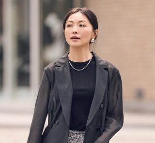 【シアージャケット×ほぼ黒コーデ】できちんと見えも涼しさも両得！