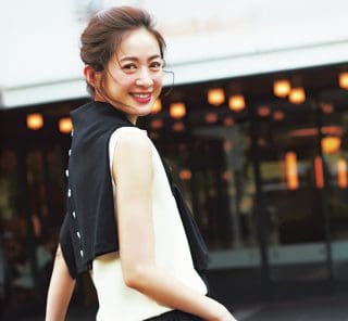 大人の脚見せは、前後差がドラマチックな余韻を残す【黒スカート】で