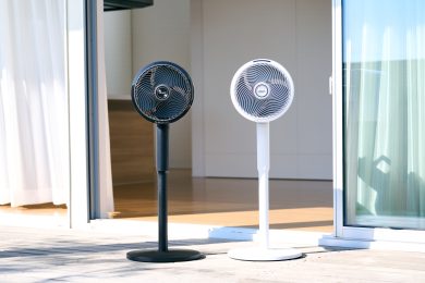 屋内でも屋外でも！コードレスなのに大風量、アウトドアでミストも出せる「シャーク」のパワフルな扇風機